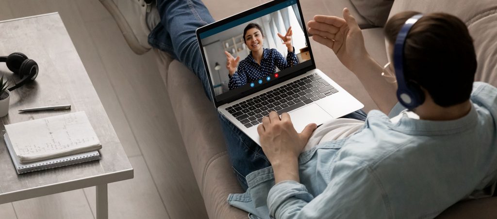 Abbildung Vertriebler mit Laptop in Beratung